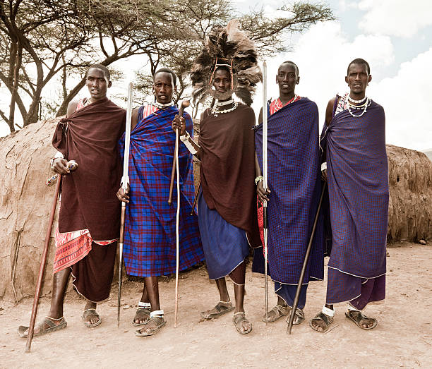 guerreros masai - pueblo masái fotografías e imágenes de stock