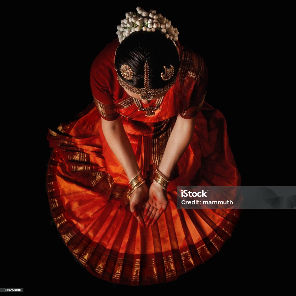 インドのダンサー祈る前の聖ダンス - インド文化のロイヤリティフリーストックフォト