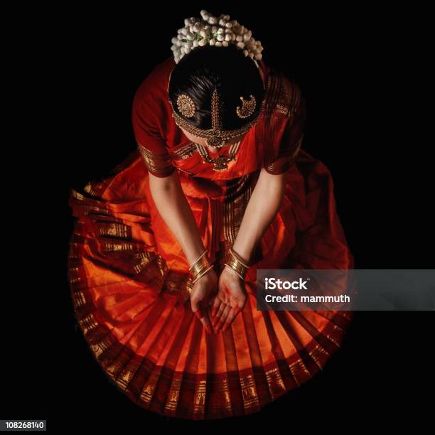 Dança Indiana Rezar Antes Da Sagrada Dança - Fotografias de stock e mais imagens de Cultura Indiana - Cultura Indiana, Índia, Bailarino