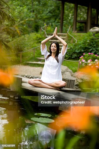 Lo Yoga - Fotografie stock e altre immagini di Giardino orientale - Giardino orientale, Abbigliamento casual, Adulto