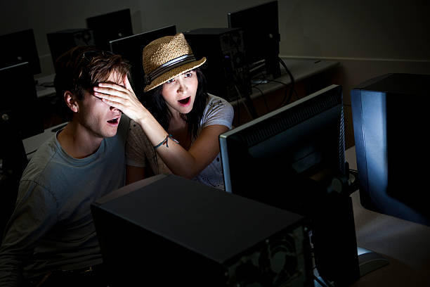 компьютер порнографии с мальчик и девочка, - computer lab computer people computer monitor стоковые фото и изображения
