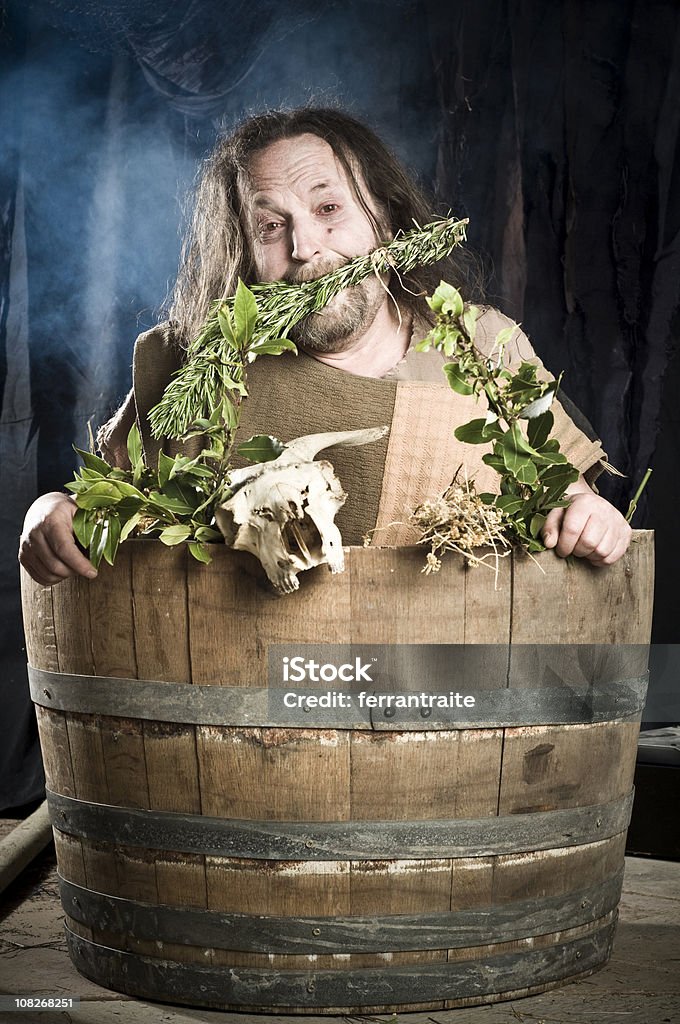 Homme en chemise de Style médiéval avec feuilles - Photo de Moyen-Âge libre de droits