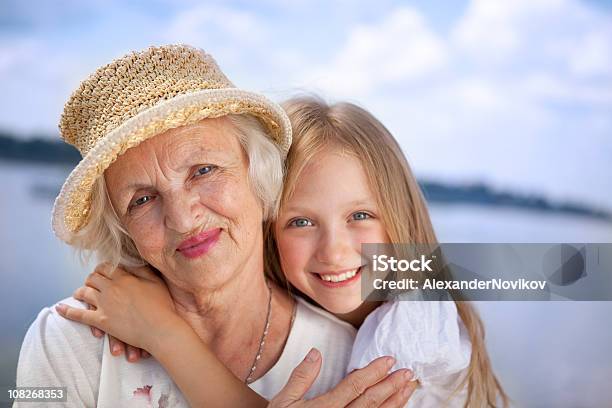 ハッピー祖母と孫娘とともにます - 2人のストックフォトや画像を多数ご用意 - 2人, 70代, アクティブシニア