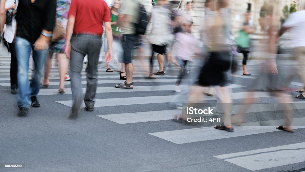 Personnes traversant la rue-zèbre Passage pour piétons - Photo de Commerce libre de droits