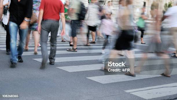 Photo libre de droit de Personnes Traversant La Ruezèbre Passage Pour Piétons banque d'images et plus d'images libres de droit de Commerce