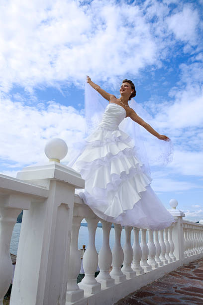 piękna panna młoda w błękitne niebo. xxxl - bride wedding freedom arms raised zdjęcia i obrazy z banku zdjęć