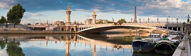 ponte alexandre iii & torre eiffel, paris - paris france panoramic seine river bridge - fotografias e filmes do acervo