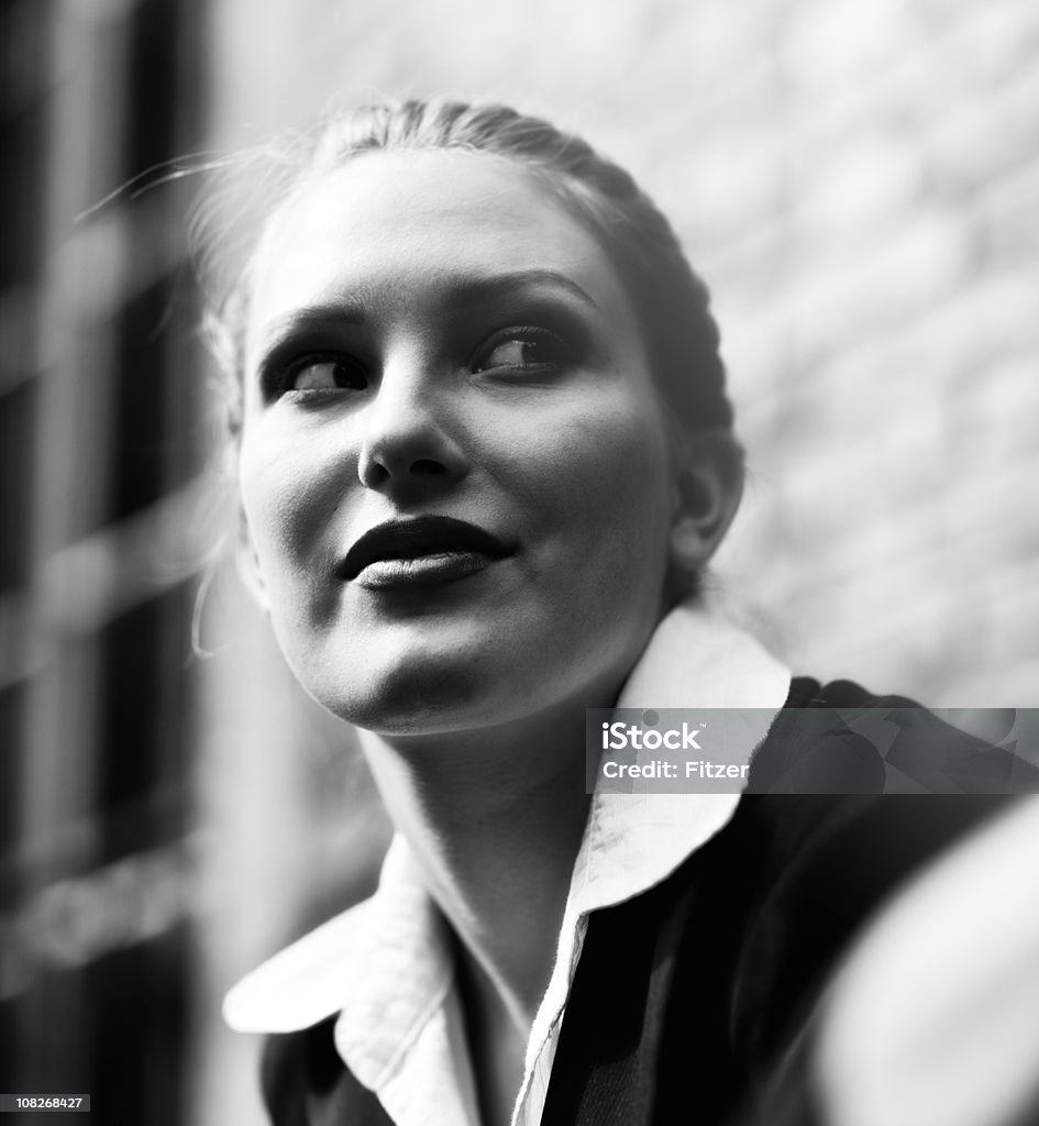 Portret bizneswoman czarny i biały - Zbiór zdjęć royalty-free (20-24 lata)