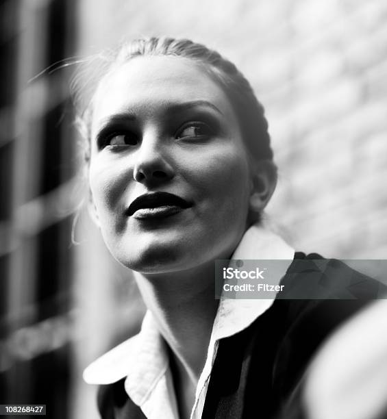 Portret Bizneswoman Czarny I Biały - zdjęcia stockowe i więcej obrazów 20-24 lata - 20-24 lata, Biznes, Blond włosy