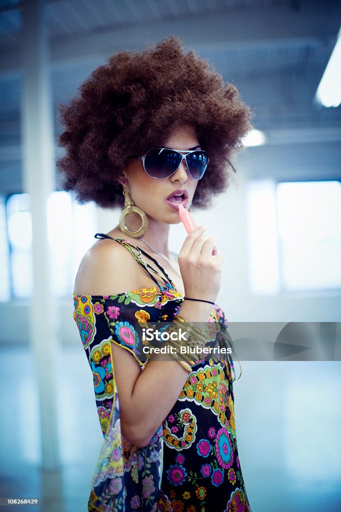 Junge Frau mit Afro Frisur trägt Lipgloss - Lizenzfrei Hippie Stock-Foto