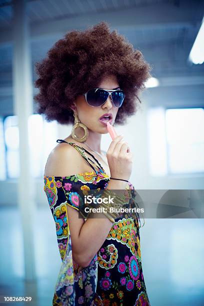 Giovane Donna Con Un Taglio Di Capelli Afro Un Rossetto Delle Labbra Gloss - Fotografie stock e altre immagini di Hippy