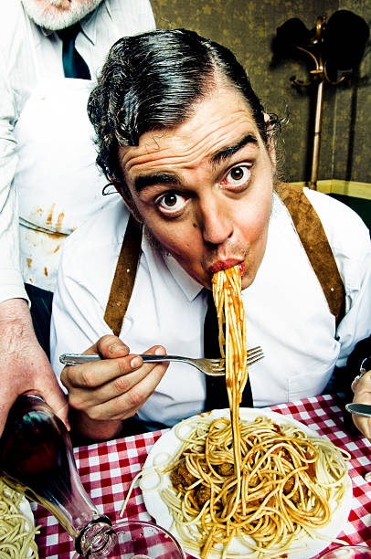 hombre comiendo de placa grande de tirantes - comida italiana fotos fotografías e imágenes de stock