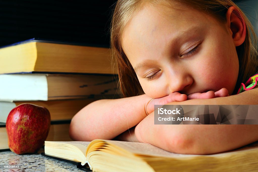 Dormir em um livro - Foto de stock de Cabeça sobre os braços royalty-free