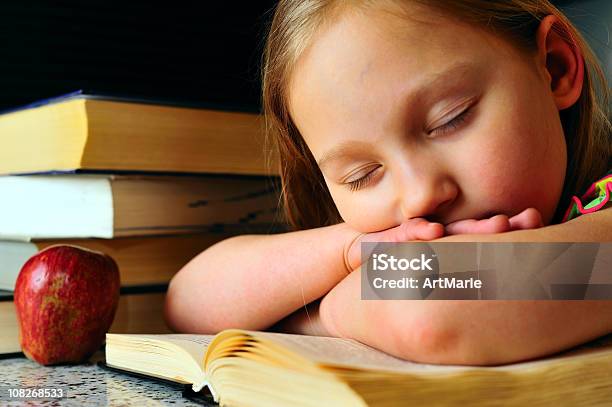 Foto de Dormir Em Um Livro e mais fotos de stock de Cabeça sobre os braços - Cabeça sobre os braços, Criança, Aluna