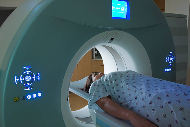 frau bekommen ein medizinisches scannen für brustkrebs diagnose - mri scanner mri scan healthcare and medicine technology stock-fotos und bilder