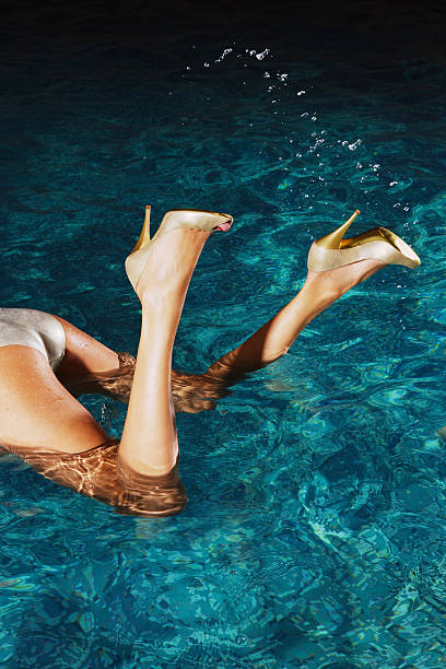 그녀는 다합 수 없습니다 - swimming pool sensuality women sex symbol 뉴스 사진 이미지
