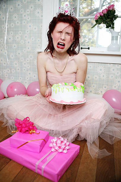 chica llorar más de cumpleaños pastel en rosa fiesta temática - cake old fashioned gift women fotografías e imágenes de stock