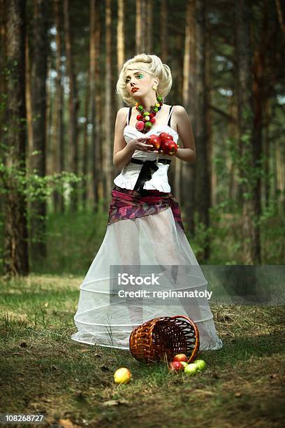 Donzela De Maçã - Fotografias de stock e mais imagens de Maçã - Maçã, Adulto, Anel - Joia