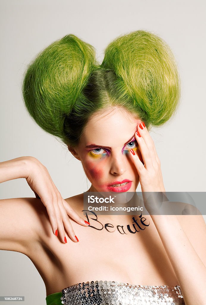 Kobieta z Zielone włosy i pisania na karku - Zbiór zdjęć royalty-free (Białe tło)