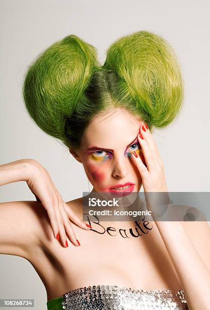 Kobieta Z Zielone Włosy I Pisania Na Karku - zdjęcia stockowe i więcej obrazów Białe tło - Białe tło, Blond włosy, Błękitne oczy