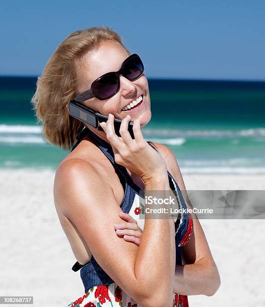 Mulher A Falar Ao Telemóvel Na Praia - Fotografias de stock e mais imagens de A usar um telefone - A usar um telefone, Adulto, Ao Ar Livre