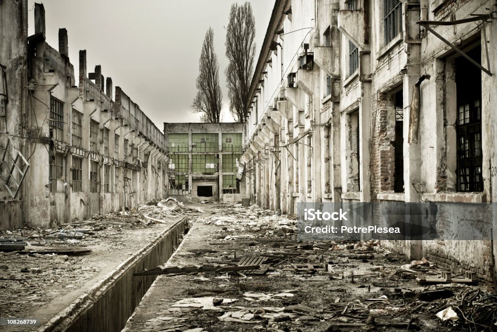 Destruidas edificio industrial en crisis tiempo - Foto de stock de Antihigiénico libre de derechos