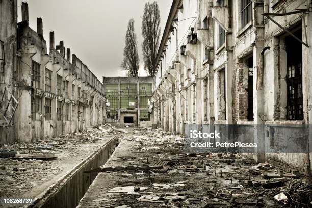 Zniszczony Budynek Przemysłowy W Czasie Kryzysu - zdjęcia stockowe i więcej obrazów Bombardować - Bombardować, Brudny, Niehigieniczny