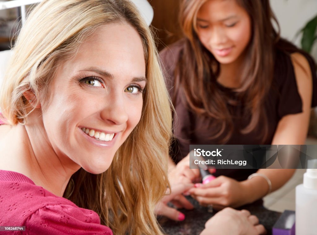 Femme obtenir une manucure - Photo de Manucure libre de droits