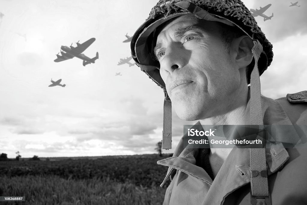 Planos a voar sobre Soldier, preto e branco - Royalty-free Normandia Foto de stock