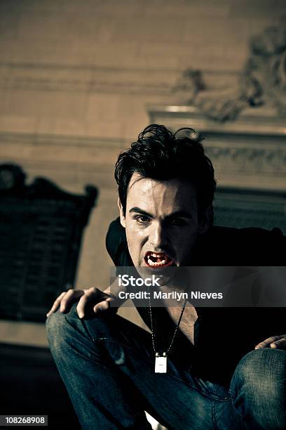 Photo libre de droit de Bloody Dents banque d'images et plus d'images libres de droit de Personnes masculines - Personnes masculines, Vampire, Accroupi