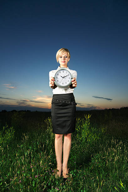 Mulher de negócios com relógio - fotografia de stock