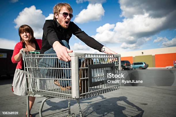 Giovane Coppia Nel Carrello Acquisti Corsa - Fotografie stock e altre immagini di Carrello della spesa - Carrello della spesa, Carrello a mano, Gara sportiva