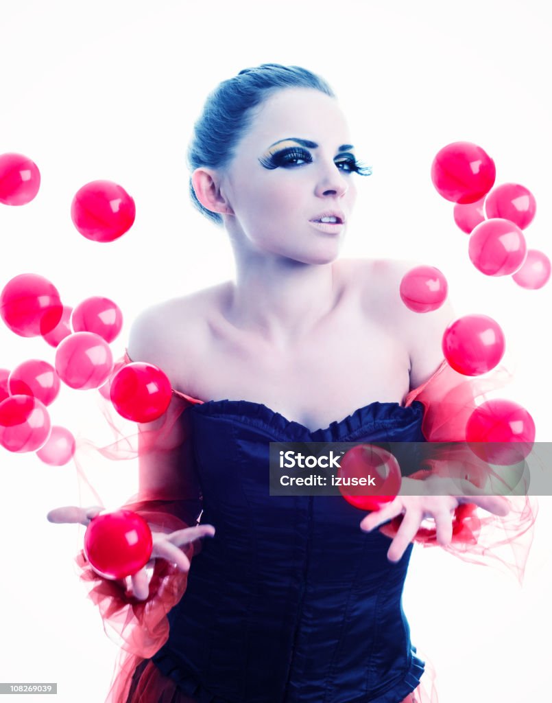 Elegante mulher Malabarismo vermelho bolhas - Royalty-free Adulto Foto de stock