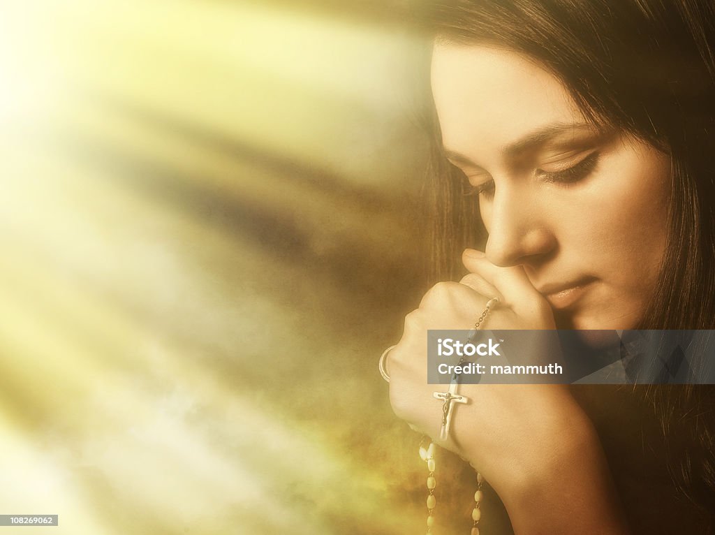 기도하기 젊은 여자 단궤, 향 흡연합니다 - 로열티 프리 묵주 팔찌 스톡 사진