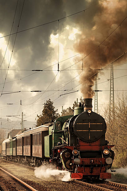 velha locomotiva deixando a estação de comboios - station retro revival gas station old imagens e fotografias de stock