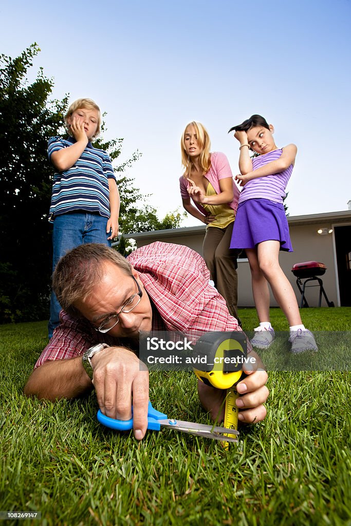 Sorgfältige Vater Mähen auf dem Rasen mit Schere - Lizenzfrei Hausgarten Stock-Foto