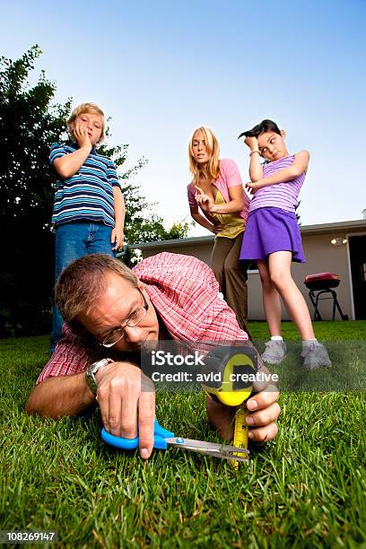 Sorgfältige Vater Mähen Auf Dem Rasen Mit Schere Stockfoto und mehr Bilder von Hausgarten - Hausgarten, Humor, Mähen