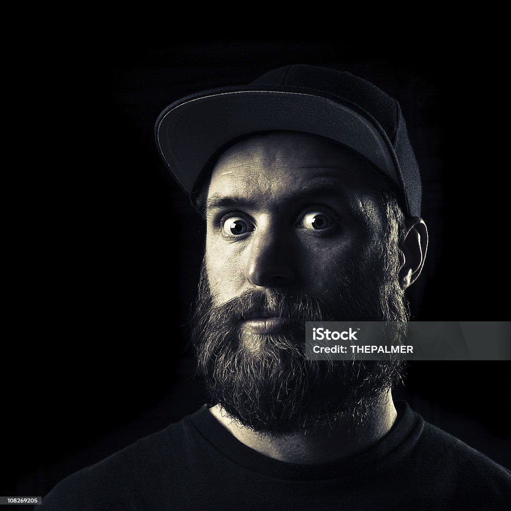 Jovem sério, com cara de Barba - Foto de stock de Fundo preto royalty-free