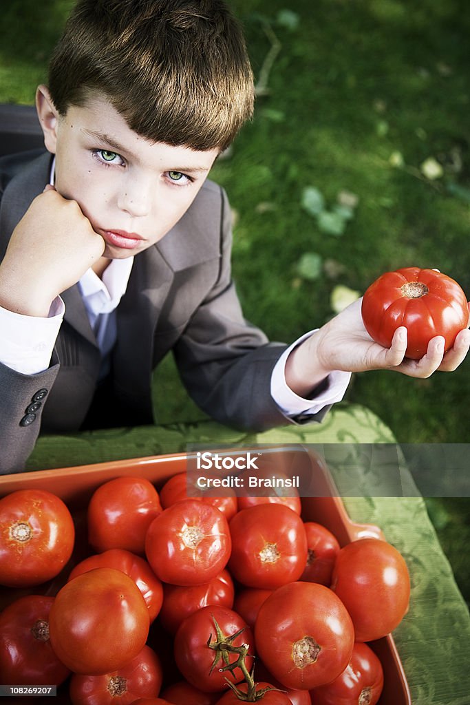 Menino segurando um Tomate - Royalty-free Abundância Foto de stock