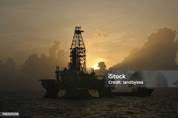 Photo libre de droit de Offshore De Plateforme Pétrolière Au Lever Du Soleil Et Bateau banque d'images et plus d'images libres de droit de Ciel