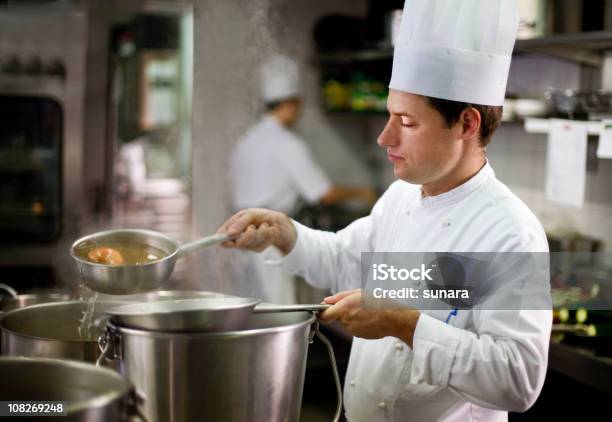 레스토랑주방 요리사에 대한 스톡 사진 및 기타 이미지 - 요리사, 닭고기 수프, 스튜 냄비