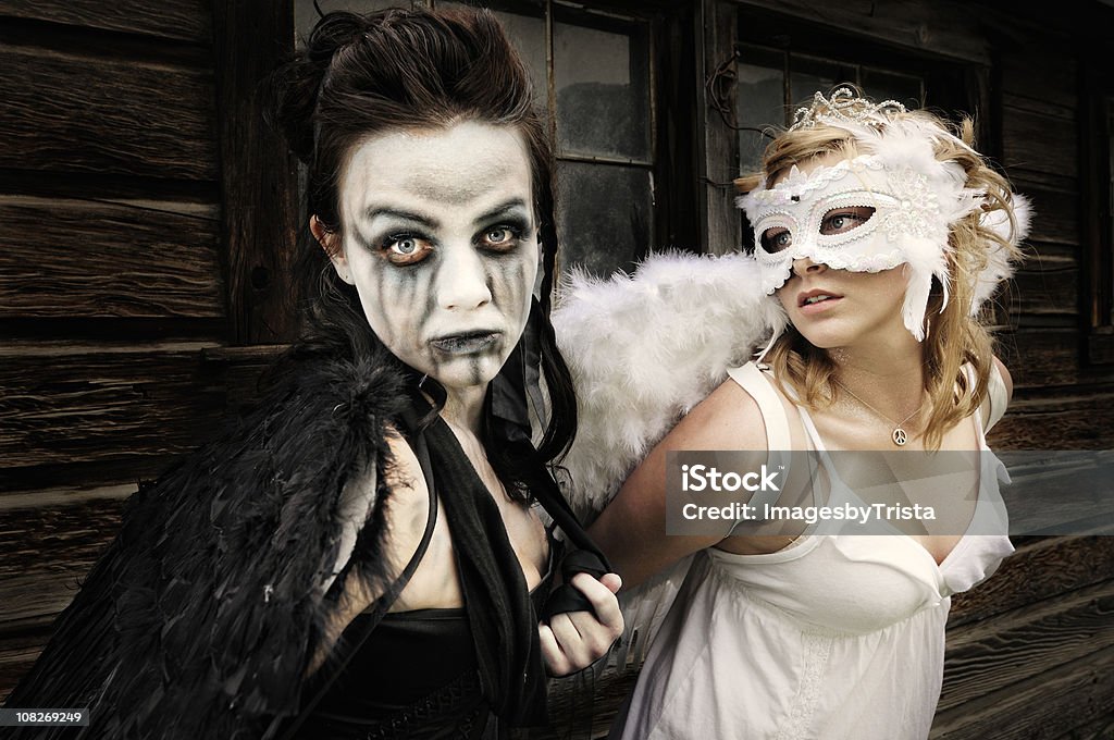 El Bien Y El Angels de stock y más de imágenes de - Maldad, Obediente, Halloween - iStock