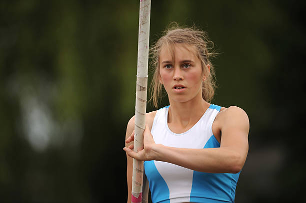 atleta di concentrazione - lanci e salti femminile foto e immagini stock