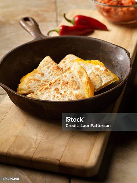 Foto de Tortilha De Queijo e mais fotos de stock de Frigideira - Panela - Frigideira - Panela, Quesadilla, Tortilha