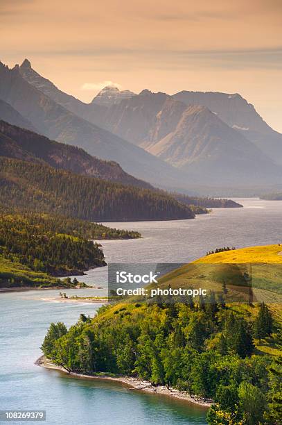 Parte Superior Del Lago Waterton Foto de stock y más banco de imágenes de Parque Nacional de Lagos Waterton - Parque Nacional de Lagos Waterton, Canadá, Agua