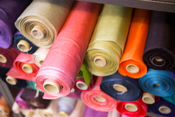 rotoli di tessuto in negozio - industria tessile foto e immagini stock