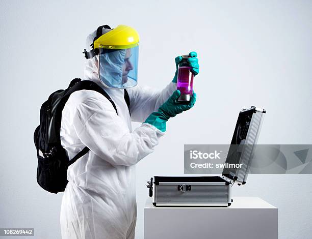 Handhabung Gefährlichen Material Stockfoto und mehr Bilder von Aktentasche - Aktentasche, Arbeiten, Biochemie