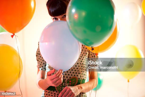 Mulher Esconde Atrás Balões - Fotografias de stock e mais imagens de Balão - Enfeite - Balão - Enfeite, Atrás, Esconder