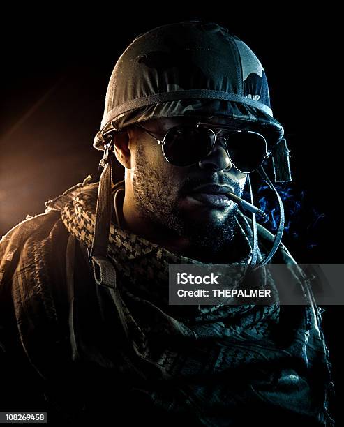 군대 함장 Puffing 흡연합니다 군대에 대한 스톡 사진 및 기타 이미지 - 군대, 군사, 밤-하루 시간대