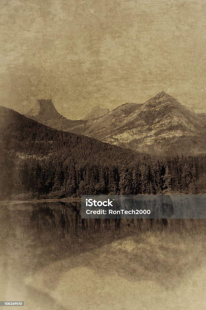 Lago de montanha rochosa vintage - Foto de stock de 1920-1929 royalty-free